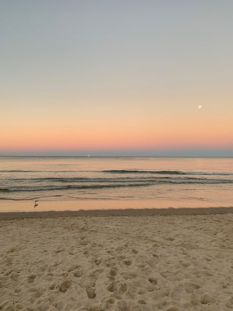 Gold Coast Sunset, Gold Coast Beach, Gold Coast Aesthetic, Sunset Rose, Pretty Sky, Sunset Pictures, Beach Vibe, Gold Coast, Beach Photos