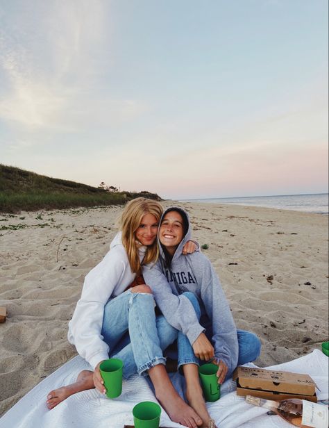 Winter Beach Pics With Friends, Friend Poses Beach, Comfy Beach Pictures, Sweatshirt Beach Pictures, Beach In Winter Outfit, Cold Beach Pictures, Beach Pictures Winter, Winter Beach Photos, Winter Beach Pictures