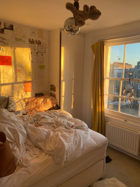 American Bedroom Aesthetic, Sunny Bedroom Aesthetic, Sunny Room Aesthetic, Bedroom References, Abby Core, Sunny Bedroom, Sunny Apartment, 2000s Room, Bedroom Aesthetic Cozy