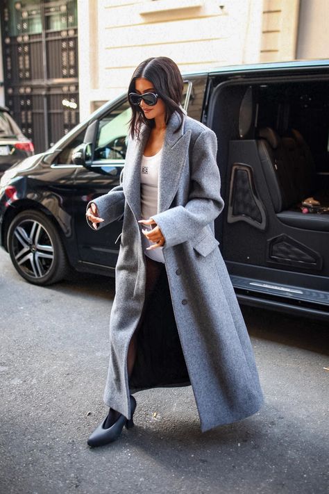 Long Coat Outfit Classy, Long Grey Coat Outfit, Kylie Jenner Fashion Week, Long Gray Coat, Grey Coat Outfit, Kylie Jenner Outfits Casual, Kylie Jenner Street Style, Kylie Jenner Blonde, K Jenner