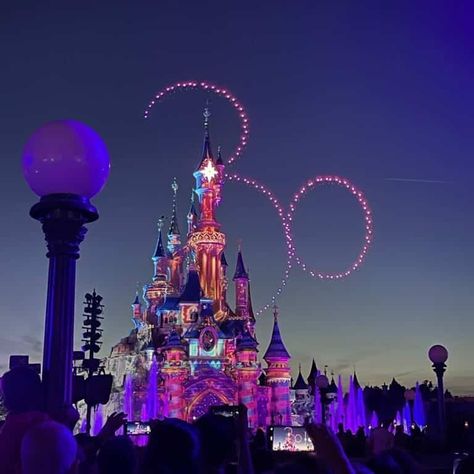 Paris In The Winter, Disneyland Paris Christmas, Rome Sightseeing, Scary Roller Coasters, Paris Holiday, Paris Winter, Disney World Christmas, Disney Paris, Disney Hotels