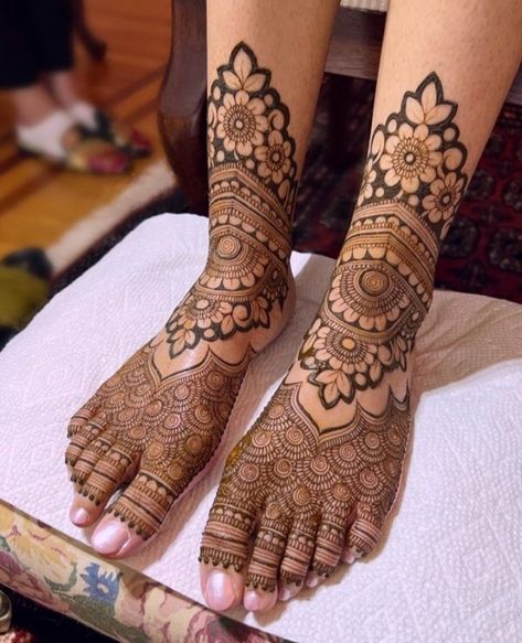 Mehendi Bridal Leg, Mehandi For Legs Bridal Mehndi, Bridal Mehandi Leg Design, Foot Bridal Mehndi Designs, Pag Mehndi Designs, Bridal Legs Mehndi, Mehndi Designs Check, Mehind Designs, Legs Mehndi Design Bridal