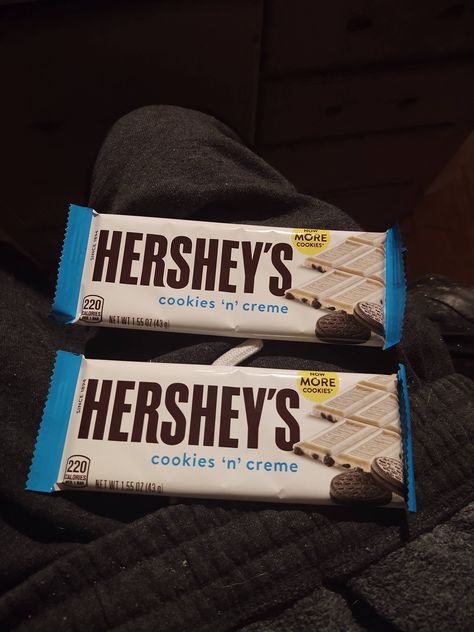 Cookies And Cream Hershey Bar, Cookie And Cream Hershey, Chocolate Hersheys Blanco, Hersheys White Chocolate, Hersheys Chocolate Bar Aesthetic, Herseys Chocolate, Chocolate Hershey, Hersey Kisses, Hershey Cookies