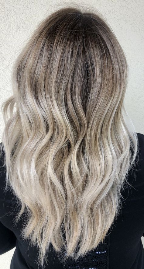 Icy Blonde Baylage, Shadow Root Blonde Balayage Fall, Mushroom Blonde Root Melt, Blonde Balayage Smudged Root, Dark And Icy Blonde Hair, Blonde Hair With Melted Roots, Balayage Smudge Root, Melted Hair Color Blonde, Root Shadow Ash Blonde