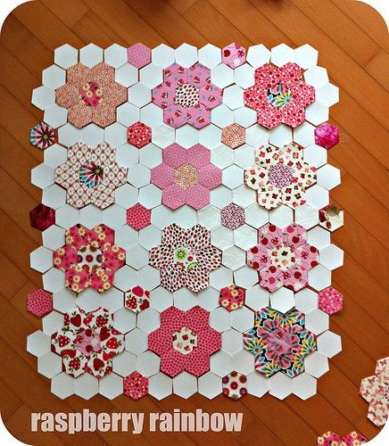 Love this Hexagon Quilt like the setting-floating an extra hexie in backround Hexie Quilts Patterns Layout, Hexi Quilt, Epp Quilt, Hexie Quilts Patterns, Liberty Quilt, Hexie Quilts, Grandmothers Flower Garden Quilt, Hexagon Quilt Pattern, Hexagon Patchwork