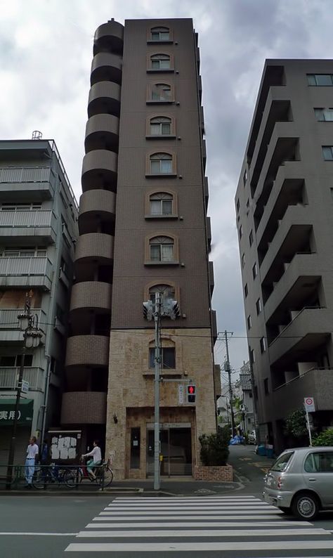 Run Down Apartment Building, Tokyo Apartment Building, Japan Apartment Building, Tall Apartment Building, Japanese Apartment Exterior, Japan Apartment Aesthetic, Japanese Apartment Building, Japanese Townhouse, Apartment Building Entrance