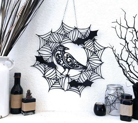 Spiderweb Wreath, Diy Spiderweb, Spider Web Wreath, Halloween Cricut, Halloween Plates, Halloween Scavenger Hunt, Fun Halloween Crafts, Creepy Christmas, Halloween Table Decorations