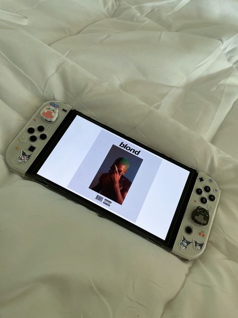 Switch Decoration Ideas, Decorated Nintendo Switch, Oled Switch Aesthetic, Nintendo Oled Aesthetic, Switch Nintendo Aesthetic, Game Console Aesthetic, Nintendo Oled, Console Aesthetic, Oled Nintendo Switch Aesthetic