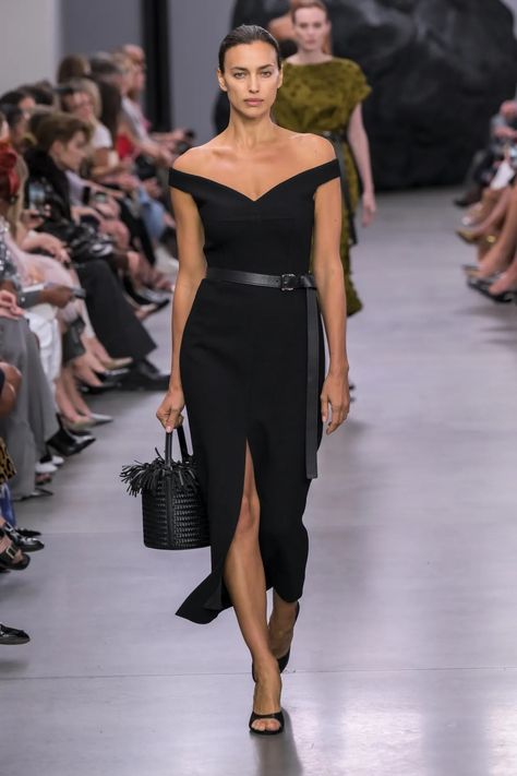 Michael Kors Spring 2025 Ready-to-Wear Runway, Fashion Show & Collection Review [PHOTOS] Kdrama Fits, Goal Outfits, Modern Cinderella, 2025 Trends, Michael Kors Fashion, Spring 2025, Dress Knit, Show Collection, Irina Shayk