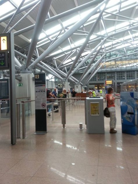 Bonnie Tyler in Hamburg Airport - picture by Jenny Telly Rentsch #bonnietyler #thequeenbonnietyler #therockingqueen #rockingqueen #music #rock #2013 #germany #hamburg #airport #fan Hamburg Airport, Germany Hamburg, Airport Pictures, Bonnie Tyler, Hamburg Germany, The Rock, Picture Video, Gate, Germany