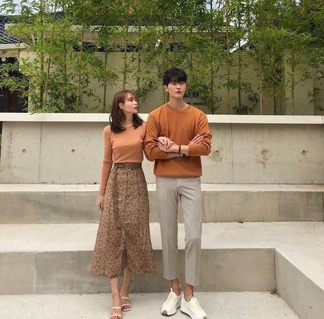 Retro Couple Outfits, Couple Outfit Ideas Casual, Casual Prenup Outfit, Prewedding Outfit Ideas Casual, Couple Outfits Matching Casual, Couple Outfits Matching Classy, Couple Outfits Korean, Korean Couple Outfits, Casual Couple Outfits