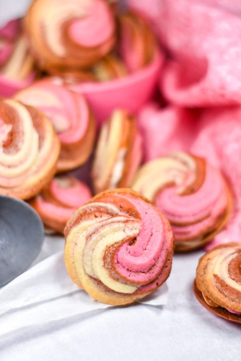 A recipe for Neapolitan butter cookies with swirls of vanilla, chocolate, and strawberry buttercream sandwiched in between. Neapolitan Cookies, Swirl Cookies, Tea Cup Cookies, Cookie Recipes Decorating, Cookie Recipe Video, Butter Cookie Recipe, Chocolate And Strawberry, Strawberry Butter, Strawberry Buttercream