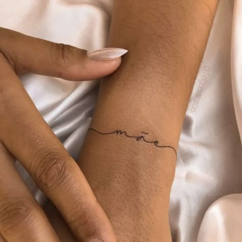 Tatouage discret sur le poignet : un prénom Small Name Tattoo, Name Tattoos On Wrist, Initial Tattoo, Name Tattoo, Tattoos And Piercings, Cosmopolitan, Ink Tattoo, Tatting, Body Art