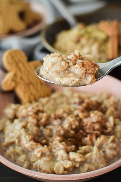 Warm Gingerbread Oatmeal {21 Day Fix} | The Foodie and The Fix Holiday Oatmeal, Gingerbread Overnight Oats Healthy, Winter Oatmeal, 21 Day Fix Oatmeal, 21 Day Fix Oatmeal Muffins, Gingerbread Oatmeal, Cold Winter Morning, Fast Breakfast, 21 Day Fix Breakfast