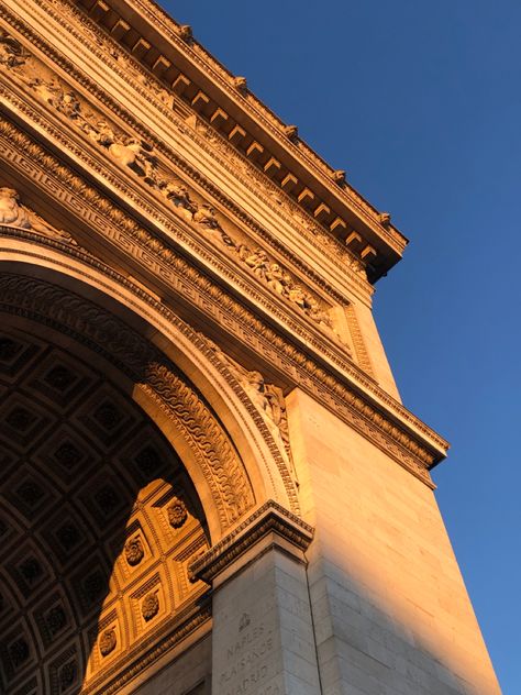 You must visit ✨ Arc de Triomphe ✨ to see one of the best sunsets in Paris. And actually, if you are a student you can have a free ticket, so there’s no excuse to miss it. Paris Golden Hour, Golden Hour Sunset, Earth Hour, Big Three, 2024 Vision, Golden Hour, Monument, Mood Board, Entrance