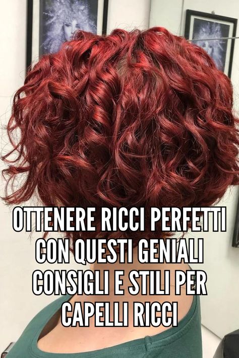 Il bob riccio stratificato è una versione giocosa ed espressiva del classico bob. Per ravvivare questo acconciatura corta e ricciaSuggerisco di creare dei ricci sciolti avvolgendo delle ciocche larghe e spesse di capelli intorno al ferro arricciacapelli.  // Credito fotografico su Instagram @capelli_curvi_londra Bob Riccio, Beautiful World, Hair Styles, Hair, Beauty