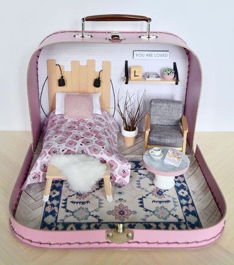 Sawdust Angel Travel Dollhouse | dollhouse suitcase; dollhouse on the go; travel toy; road trip entertainment; car entertainment; airplane entertainment Airplane Entertainment, Road Trip Entertainment, Portable Doll House, Travel Dollhouse, Mini Doll House, Modern Dollhouse, Travel Toys, Miniature Diy, Barbie House