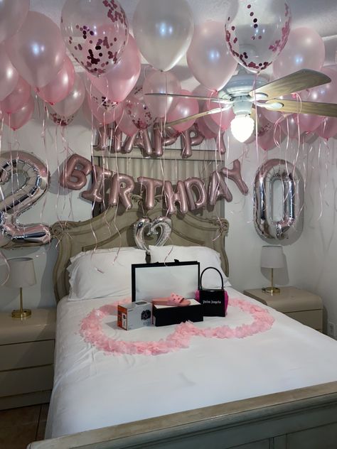 22 Birthday Room Decor, Decorating Bedroom For Birthday, Cute Birthday Room Surprises, Birthday Decor For Room, Bedroom Decor Birthday, Hotel Pink Birthday, Pink And Silver Balloon Decorations, Decorated Bday Room, Birthday Bed Set Up