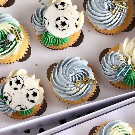 🎂✨👩🏼‍🍳 | ON MATERNITY on Instagram: "⚽️✨ F O O T B A L L • M A D N E S S 💙🥇 . 24 football theme cupcakes for Caspers birthday - a mix of greens blues and of course gold sprinkles, engraved discs & hand painted embossed fondant toppers ⚽️✨🙌🏻🥇💙🧁 . . . . . . . #whatsophiebaked #cake #cakestagram #cakecakecake #cakeinspiration #caketrends #cakedaily #cakedecorating #cupcakes #cupcakesofinstagram #cupcakestagram #cupcakesfordays #prettycupcakes #cupcakedecorating #cupcakelovers #birthday #birthdaycupcakes #pastel #pastelaesthetic #buttercream #buttercreamswirls #piping #pipingskills #gold #football #footballcake #birthdayboy #fondant #fondanttoppers #bakersofinstagram" Football Themed Cupcakes, Football Cupcakes Ideas Boy Birthday, Blue And Green Cupcakes, Football Shaped Cupcakes, Seahawks Cupcakes, Fondant Football Cupcake Toppers, Sports Cupcakes, Football Cupcake, Sport Cupcakes