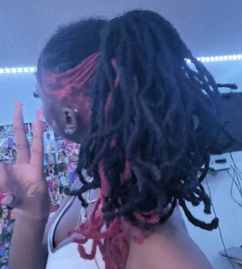 Color Wax On Locs, Skunk Locs, Pink And Black Dreads, Pink And Black Locs, Dyed Locs Ideas, Coil Locs, Latest Dreadlocks Styles, Hairstyles Dreadlocks, Black Locs