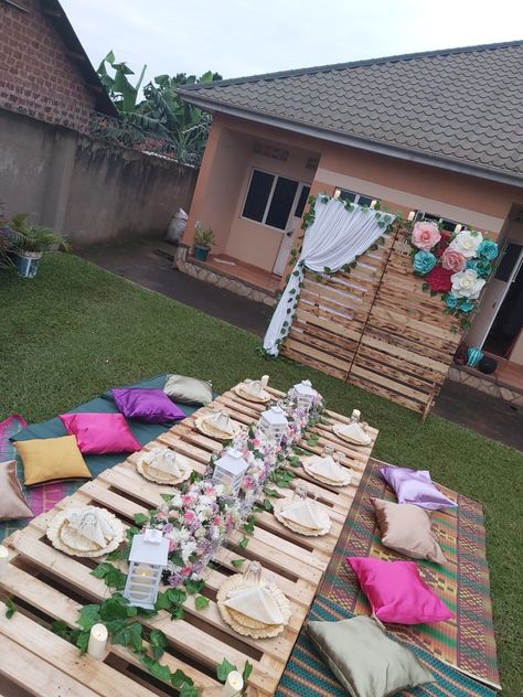 #Pallet #Homes #Transformations #Garden #Party #MyHome #Bridalshower Pallet Garden Party, Bohemian Garden Party Decoration, Pallet Table Party, Pallets Picnic Ideas, Pallet Tea Party, Pallets Table Outdoor Party, Pallet Picnic Setup Ideas, Palet Table Outdoor Party, Pallet Birthday Decor Party Ideas