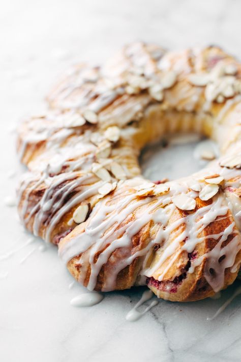 Christmas Tea Ring with Raspberry Cream Cheese Filling | pinchofyum.com Christmas Tea Ring, Raspberry Cream Cheese Filling, Christmas Breads, Christmas Bread Recipes, Raspberry Cream Cheese, Pinch Of Yum, Tea Ring, Pane Dolce, Christmas Bread