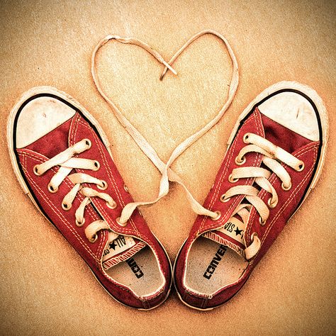 This would be cute as a birth announcement with a mom shoe and dad shoe and the baby shoe in the heart Dad Shoe, Sports Closet, Mom Shoes, Walk In Love, Converse Chucks, Red Converse, Old Love, Sports Sneakers, Photo Projects