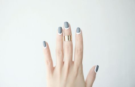 Gray is a great neutral base as well. / 25 Eye-Catching Minimalist Nail Art Designs Nailart Tutorial, Reverse French, Nagellack Trends, Minimalist Nail Art, Gray Nails, Minimalist Nails, Nail Art Inspiration, Nail Art Tutorial, Creative Nails