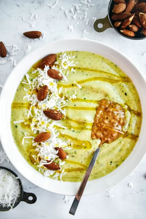 green smoothie bowl topped with coconut and almonds Avocado Smoothie Bowl, Peanut Butter Smoothie Bowl, Smoothie Bowl Ingredients, Chocolate Smoothie Bowl, Chocolate Banana Smoothie, Pumpkin Streusel Muffins, Smoothie Bowl Healthy, Peanut Butter Smoothie, Creamy Smoothies