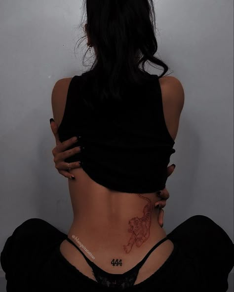 Tramp Stamp Tattoos, Tattoos Geometric, Red Ink Tattoos, Pretty Tattoos For Women, Stylist Tattoos, Cute Tattoos For Women, Classy Tattoos, Back Tattoo Women, Discreet Tattoos