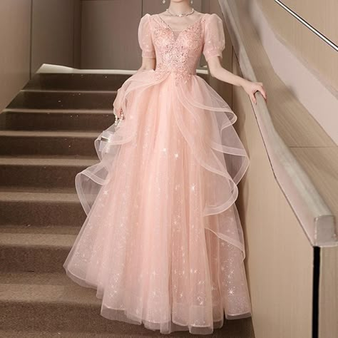 Prom Gown Elegant, Pink Tulle Prom Dress, Dance Outfit Ideas, Graduation Party Dress, Gown Graduation, Lace Prom Gown, Floral Prom Dress, Prom Dress Tulle, Cocktail Dress Elegant