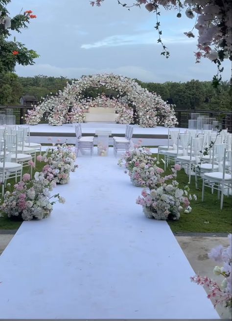 Nikah Venue Decor, Pelamin Outdoor Garden, Walkway Wedding Decor, Pelamin Outdoor, Outdoor Nikkah Decor, Dekor Akad, Nikkah Ideas, Pelamin Nikah, Nikah Decor