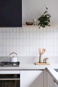 White Tile Kitchen Backsplash, Tile Mat, White Kitchen Tiles, Pretty Kitchen, Wall Mask, Ceramic Kitchen, Kitchen Tiles Backsplash, White Tiles, Kitchen Fixtures