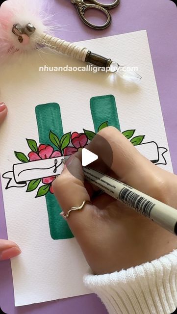 How To Draw Names Letters, Calligraphy Pen Drawing, Calligraphy Gift Ideas, Brush Pen Drawing Ideas, Flower Calligraphy, Artistic Lettering, Basic Calligraphy, Name Lettering, Lettering Handwriting