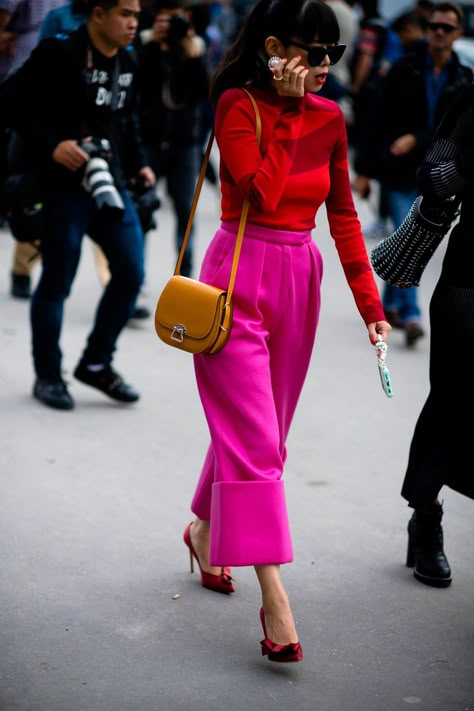 Bold colored looks | For more style inspiration visit 40plusstyle.com Chique Outfits, Street Style Paris, Pink Pants, Street Style Inspiration, Brigitte Bardot, Fashion Week Street Style, Work Outfits Women, Mode Vintage, Street Chic