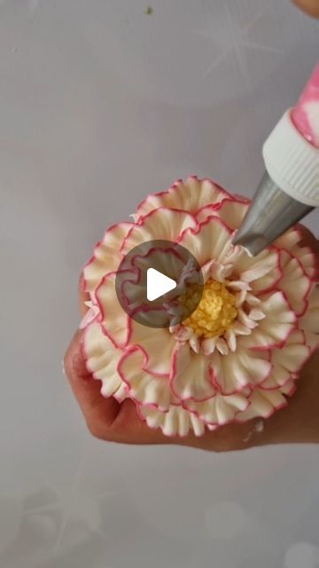 Cakes With Piping, How To Make Floral Cupcakes, What Piping Tips To Use For Flowers, Pull Apart Flower Cupcakes, Floral Piping Tips, Buttercream Floral Cupcakes, Wilton Tips For Flowers, Cupcakes Flower Decoration, Easy Floral Cupcakes