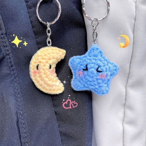 Crochet Moon Keychain Pattern Free, Cool Crochet Keychains, How To Crochet A Whale, Amigurumi Star Free Pattern, Crochet Amigurumi Accessories, Crochet Star Keychain Free Pattern, Crochet Moon Keychain, How To Crochet A Keychain, Easy Keychain Crochet