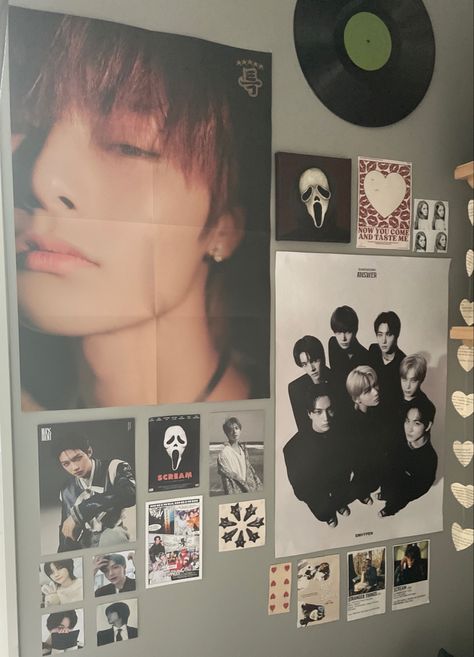 Korean Fashion Inspiration, Stray Kids Posters For Room, Simple College Dorm Room Ideas, Poster Placement Ideas, K Pop Poster Wall Ideas, Kpop Poster Wall Ideas Aesthetic, Kpop Room Aesthetic Bedrooms, K Pop Bedroom Ideas, K Pop Room Decor