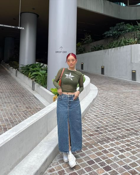 Cute Demin jeans long skirt outfit Demin Long Skirt Outfits, Denim Long Skirt Outfit, Long Denim Skirt Outfits, Skirt Outfits For Women, Long Jean Skirt Outfits, Long Skirt Outfits Aesthetic, Demin Skirt Outfit, Long Denim Skirt Outfit, Long Skirt Outfit