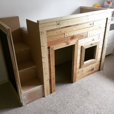 Amazing Kids Pallet Bed/Playhouse  #bed #bedroom #kids #painted #palletbed #palletkidsplayhouse #recyclingwoodpallets This child's bed/play house was clad in reclaimed palletwood Kids Pallet Bed, Pallet Bedroom, Bed Playhouse, Cool Toddler Beds, Pallet Bed Headboard, Playhouse Diy, Diy Kids Bed, Diy Toddler Bed, Pallet Kids