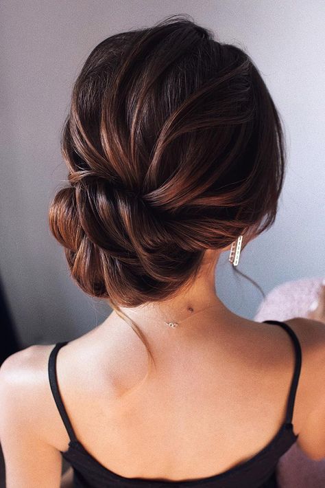 wedding updos for medium hair textured elegant low updo on dark hair tonyastylist Sanggul Modern, Bridal Hair Updo, Up Dos For Medium Hair, Best Wedding Hairstyles, Trendy Wedding Hairstyles, Wedding Hair Inspiration, Low Bun, Penteado Cabelo Curto, Wedding Hairstyles Updo