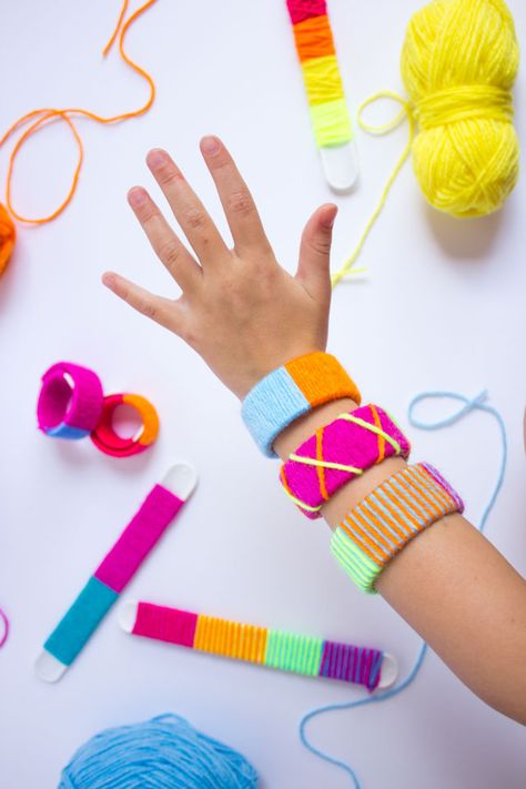 Kids Craft: Yarn-Wrapped Slap Bracelets - Design Improvised Homemade Halloween Crafts, Kid Games Indoor, Games Indoor, Weaving For Kids, Kid Games, Yarn Painting, Diy Yarn Crafts, Market Day, Cheap Crafts