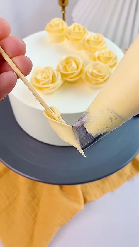 Cake Decorating Flowers, Cupcake Decorating Tips, Cake Decorating For Beginners, Buttercream Cake Decorating, Cupcake Cake Designs, Simple Cake Designs, Cake Decorating Piping, Creative Cake Decorating, Cake Decorating Frosting