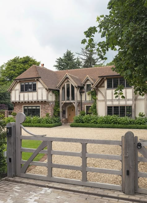 Countryside Home Exterior, Uk Countryside House, Country Bloxburg House, Country Modern House Exterior, Farm Style Homes Exterior, Country Side House Exterior, House Design Country, House With Driveway, Dream House Countryside