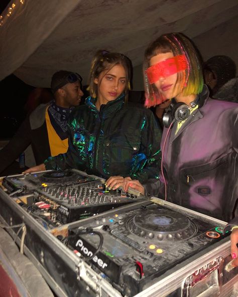 Simi & Haze (@simihaze) • Instagram photos and videos European Techno Outfit, Techno Moodboard, Catherine Core, Underground Rave Aesthetic, 90s Rave Aesthetic, Cochella Outfits Ideas, Berlin Rave Fashion, Fit Nyc, Berlin Nightlife