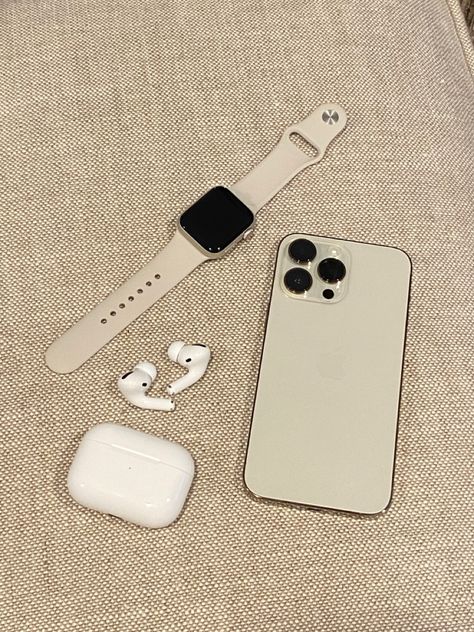 Gold Iphone Aesthetic, Apple Products Aesthetic, Iphone And Watch, Apple Watch Aesthetic, Apple Gadgets Iphone, Apple Packaging, Unique Watches, Iphone Watch, Iphone Obsession