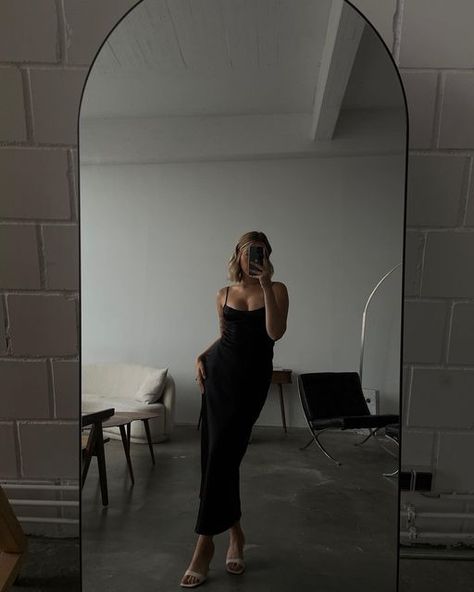 S A R A H on Instagram: "Mirror selfies will never get old 🫶🏼" Big Mirror Pics, Mirror Selfie Full Body Poses, Mirror Selfie Background, Mirror Selfie Instagram, Outfit Poses, Brand Influencer, Long Mirror, Board Pictures, Artist Loft