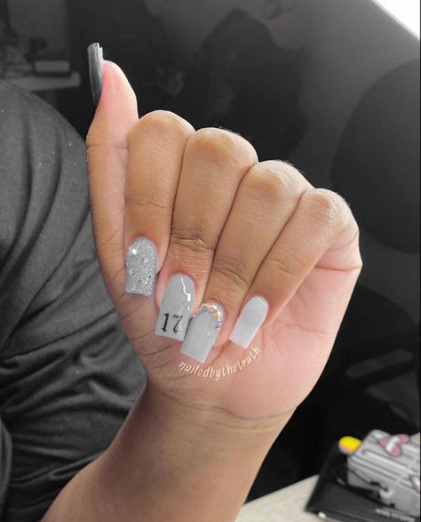 Nails Acrylic Birthday Short, Simple Birthday Nails Square, Birthday Nails 17th Birthday, Girly Birthday Nails, Sweet 16 Nails Short, 17th Birthday Nail Ideas, Birthday Nails Square Short, Short Square Birthday Nails, Short Birthday Nail Designs