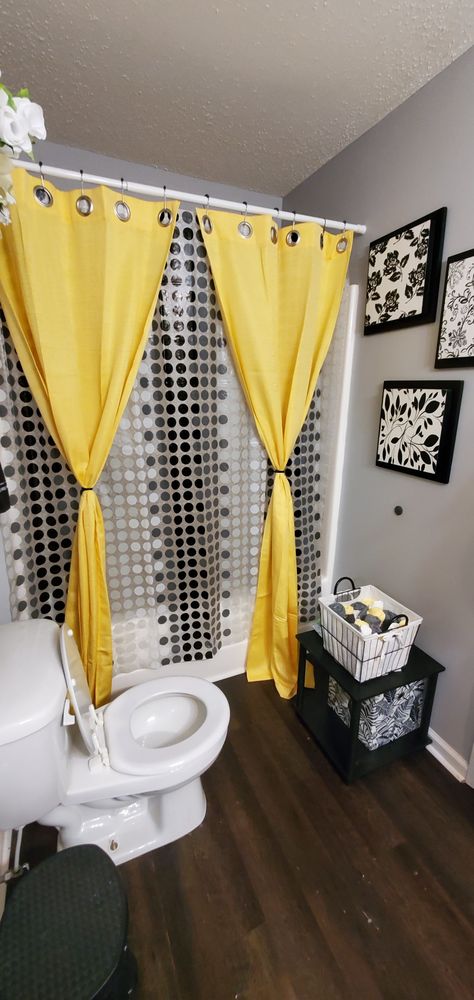 Yellow Joggers Outfit Women, Bathroom Decor Ideas Yellow, Yellow Black And White Bathroom, Black And Yellow Room Ideas, Black And Yellow Bathroom Decor, Black And Yellow Bathroom Ideas, Yellow And Black Room Decor, Yellow Bathroom Ideas Decor, Yellow And Black Living Room Decor