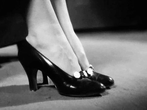 Retro Aesthetic Gif, Heels Walking Gif, Aesthetic 80s Gifs, Old Hollywood Gif, Gold Diggers Of 1933, Shoes Gif, Vintage Horror Gif, Gold Diggers, Film Vintage